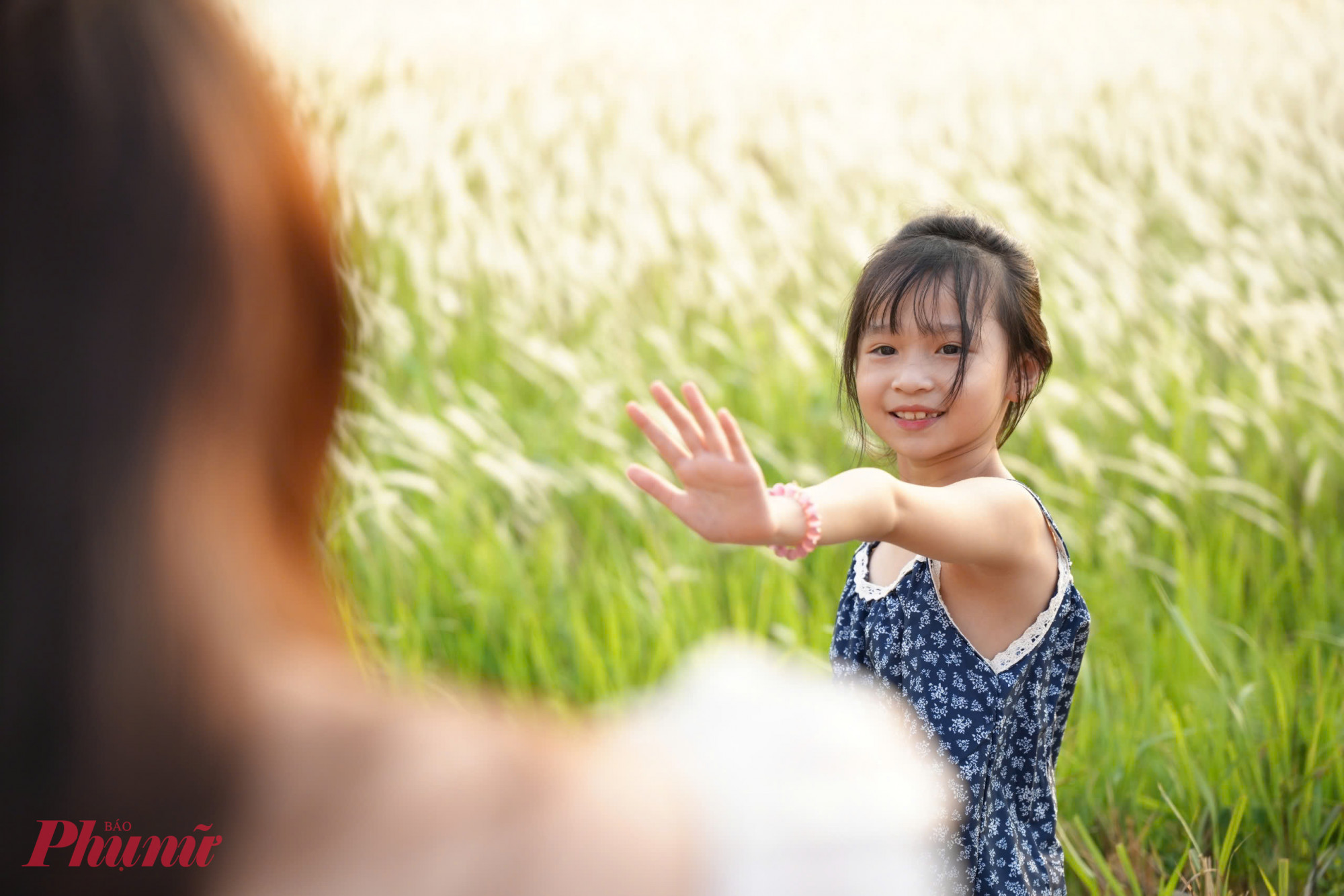 Không chỉ các bạn trẻ, nhiều gia đình cũng đưa con nhỏ đến chụp ảnh, check-in bên cánh đồng hoa cỏ lau.