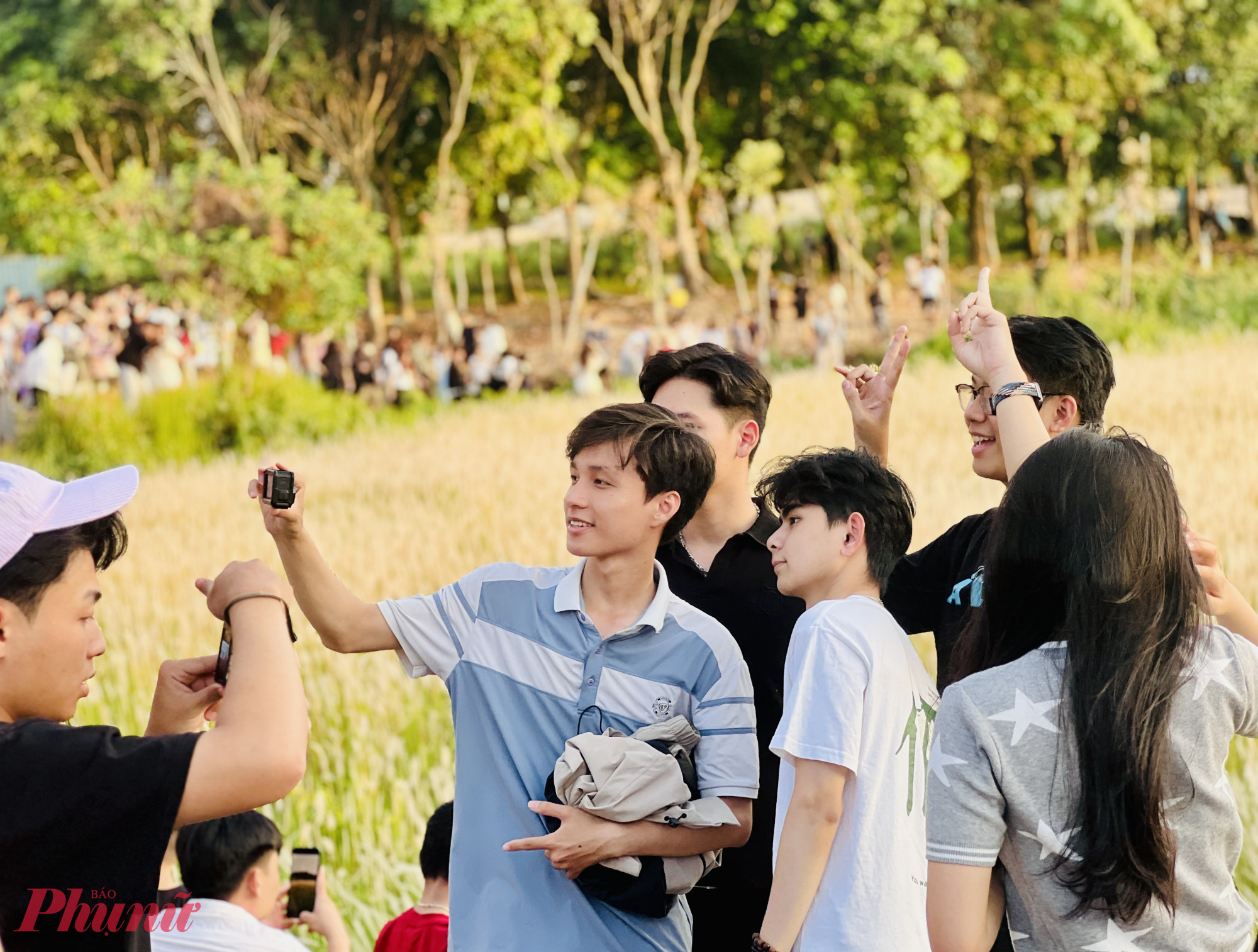 Trong những ngày thời tiết thuận lợi, lượng khách đổ về tăng mạnh, đặc biệt vào dịp cuối tuần. Nhiều nhóm bạn lựa chọn đến đây vừa chụp ảnh, vừa trải nghiệm không gian ngoài trời, tạo nên bầu không khí nhộn nhịp nhưng vẫn giữ được nét nhẹ nhàng, thư thái.