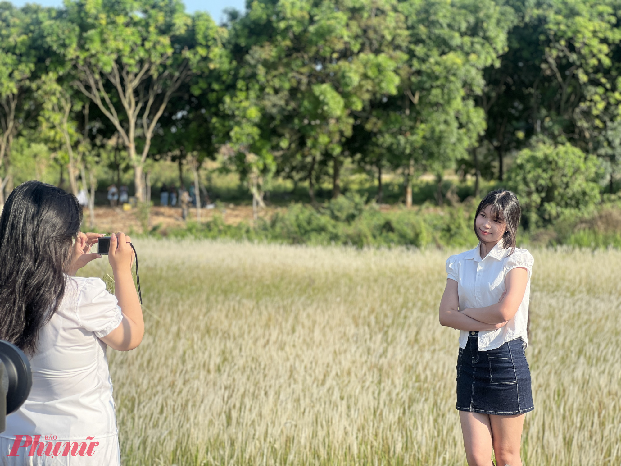 Bạn Vương Khả Doanh, sinh viên năm nhất Trường Đại học Khoa học Xã hội và Nhân văn (ĐHQG TPHCM), cho biết tranh thủ dịp cuối tuần để cùng bạn bè đến trải nghiệm. “Lần đầu đến đây, tôi rất ấn tượng với khung cảnh lãng mạn, góc nào cũng có thể chụp ảnh đẹp như trong phim. Không gian phù hợp để lên ý tưởng cho những bộ ảnh mang phong cách cổ điển”, Doanh chia sẻ.