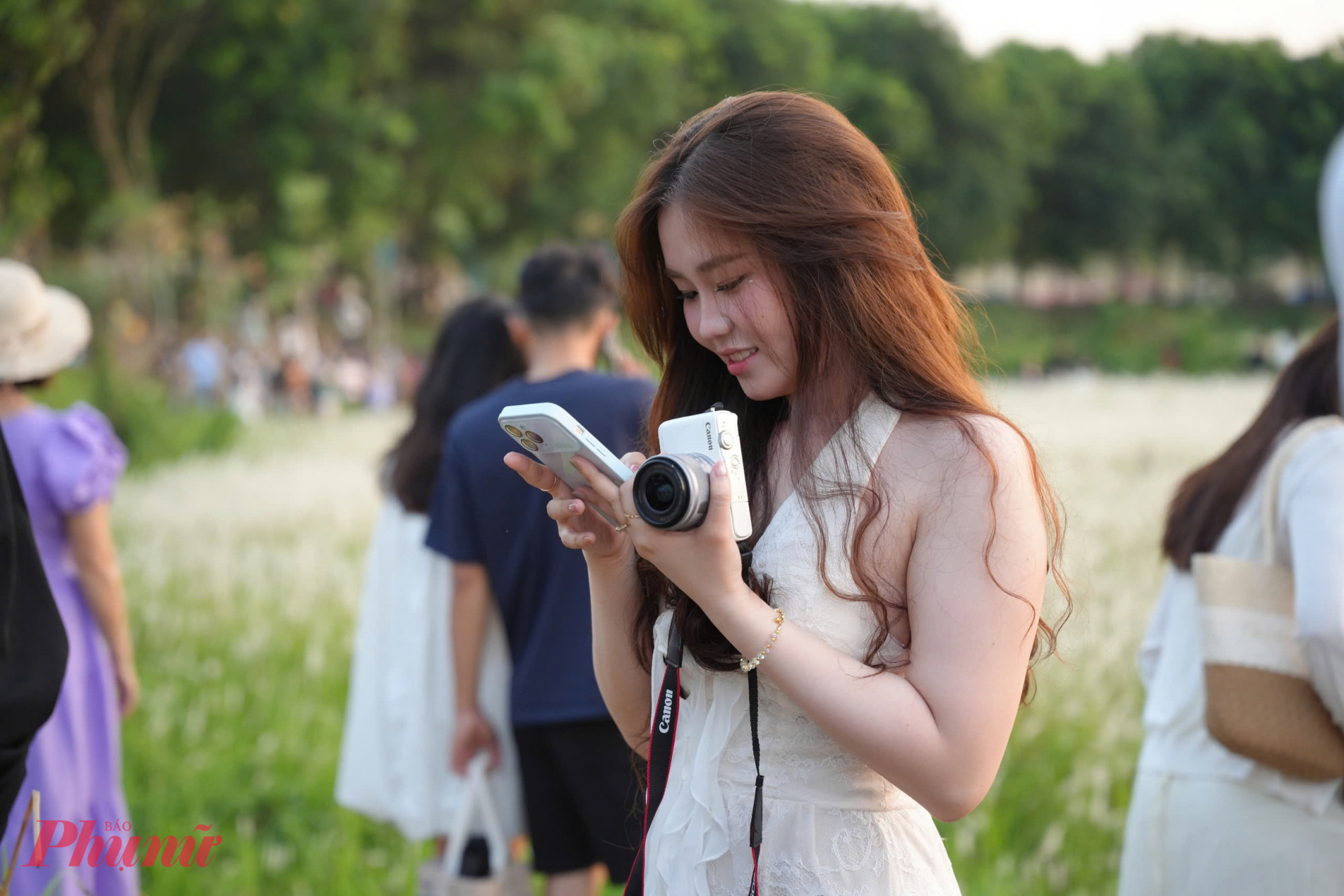 Trong khi đó, Võ Ngọc Lan Anh, sinh viên năm ba Trường Đại học Khoa học Sức khỏe (ĐHQG TPHCM), cho hay thường xuyên đi ngang qua khu vực này và ấn tượng với vẻ đẹp của cánh đồng. “Cuối tuần không khí ở đây khá nhộn nhịp. Thời tiết mát mẻ, hoàng hôn đẹp, rất thích hợp để lưu giữ những khoảnh khắc đáng nhớ của thời sinh viên”, Lan Anh nói.