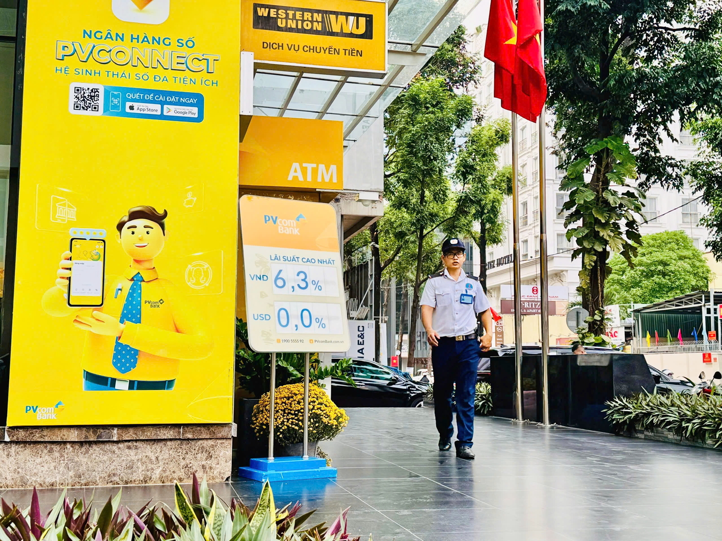 Bảng thông báo lãi suất tại Ngân hàng thương mại cổ phần Đại chúng Việt Nam (PVCombank) chi nhánh TPHCM. Hiện tại, gửi tiết kiệm là kênh đầu tư an toàn, sinh lời tốt