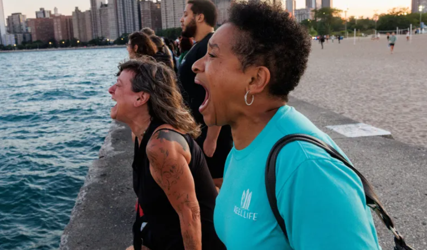 trong buổi tụ tập câu lạc bộ hét lần thứ 11 gần bãi biển North Avenue vào ngày 31 tháng 8 năm 2025, tại Chicago. Trong câu lạc bộ hét, những người tham gia viết điều gì đó đang làm phiền họ lên giấy phân hủy sinh học trước khi ném tờ giấy xuống hồ Michigan và hét lên. (Armando L. Sanchez/Chicago Tribune)