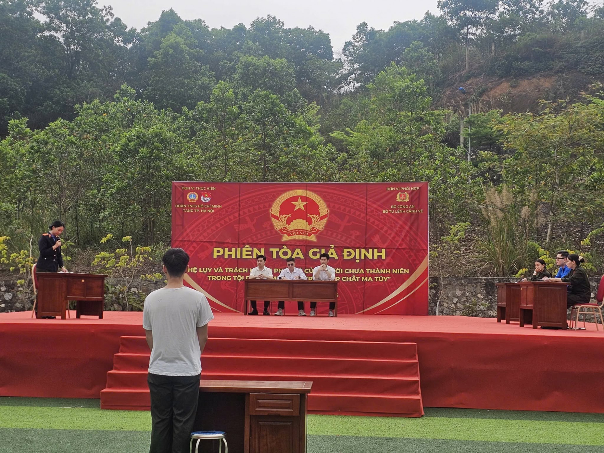 Quanh cảnh phiên tòa giả định - Ảnh: N.A