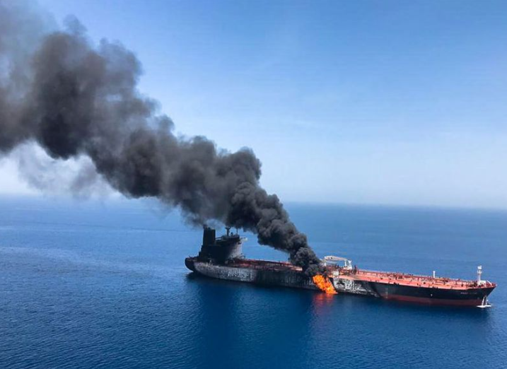 Hình ảnh ngày 1/3 cho thấy tàu chở dầu Skylight mang cờ Palau bốc cháy dữ dội sau khi bị trúng tên lửa ngoài khơi bán đảo Musandam của Oman - ảnh: ANI