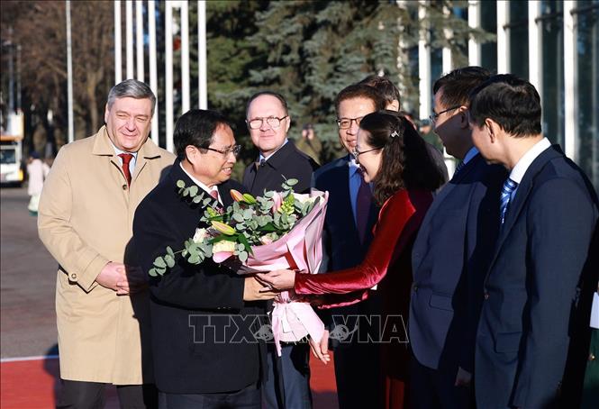 Đại sứ quán Việt Nam tại LB Nga Đặng Minh Khôi và cán bộ, nhân viên Đại sứ quán cùng đại diện cộng đồng người Việt Nam tại Nga nhiệt liệt chào mừng Thủ tướng Phạm Minh Chính và đoàn đaị biểu cấp cao Việt Nam