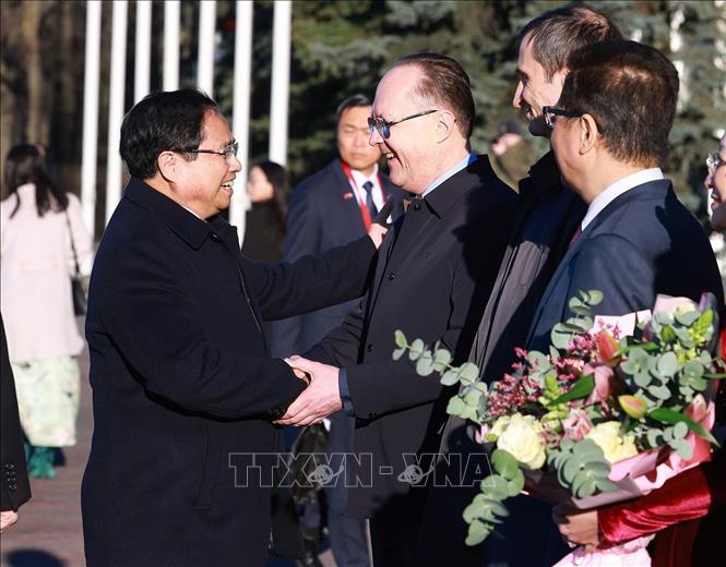 Đại sứ Liên bang Nga tại Việt Nam Gennady Stepanovich Bezdetko cùng các quan chức Cục Lễ tân Bộ Ngoại giao Nga đón Thủ tướng Phạm Minh Chính