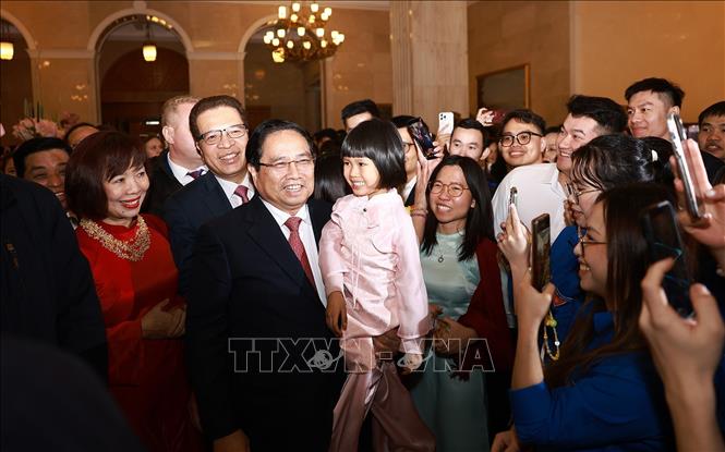 Cán bộ, nhân viên Đại sứ quán và cộng đồng người Việt tại Liên bang Nga đón Thủ tướng Phạm Minh Chính sang thăm chính thức - Ảnh: TTXVN