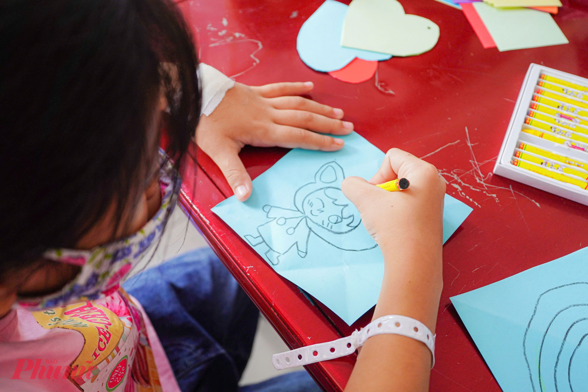 Những bé nhỏ hơn chưa biết chữ có thể vẽ tranh giải trí, các bức tranh giúp tô điểm cây điều ước càng thêm xinh