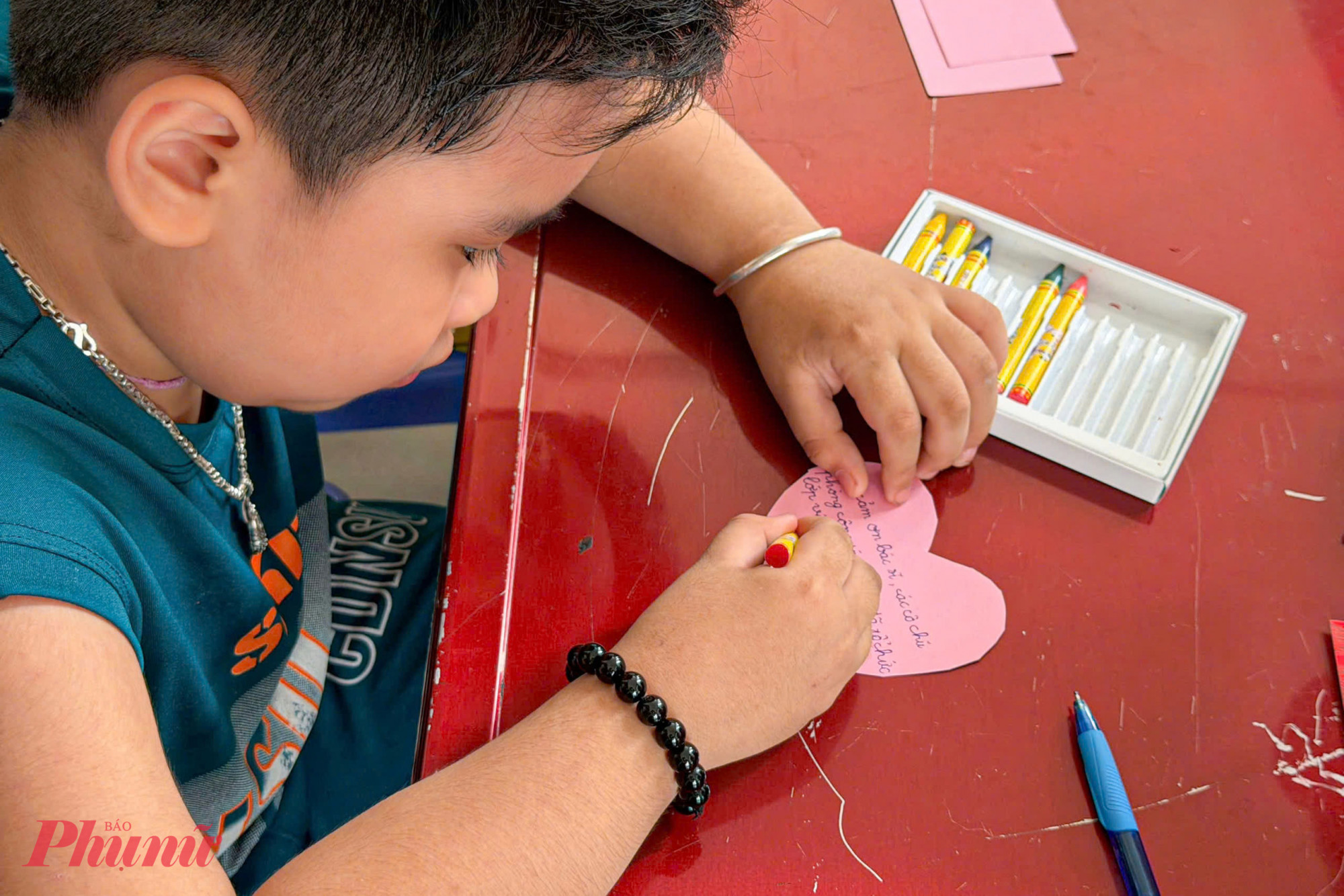 Mỗi chú hạc là một ước mơ, mỗi tấm thiệp là một lời nhắn gửi, có thể là mong ước sớm khỏi bệnh, là lời cảm ơn gửi đến các bác sĩ, điều dưỡng 