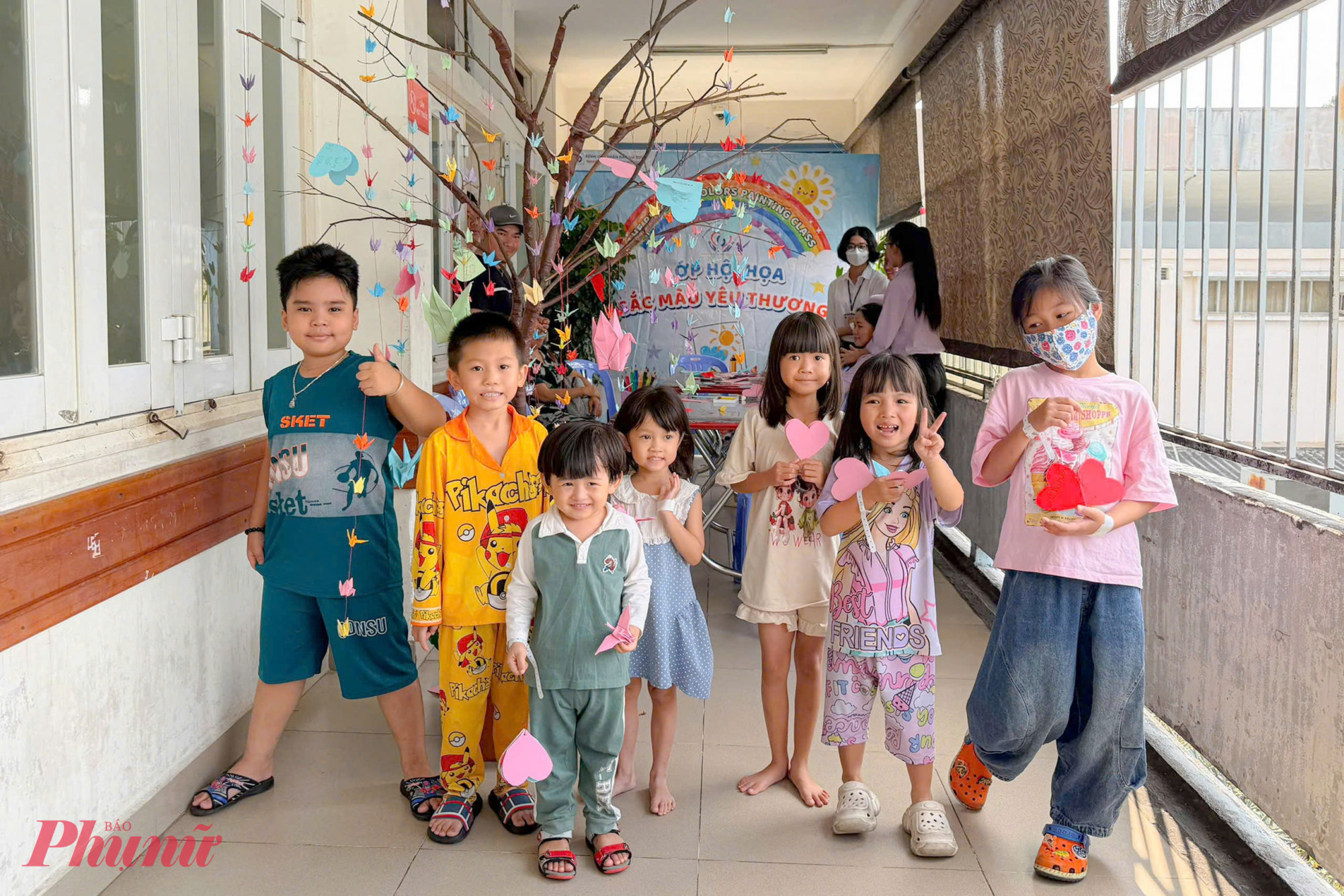 Lớp vẽ không chỉ để lắng nghe tâm tư, nguyện vọng của bệnh nhi, mà còn giúp các con tạm quên đau đớn khi điều trị, để hòa vào niềm vui cùng bạn bè