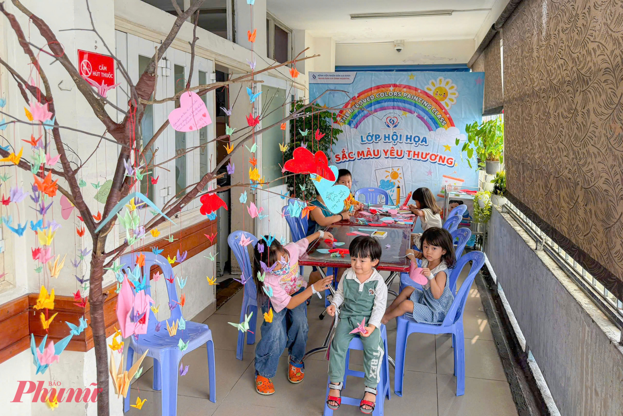 Phòng Công tác xã hội, Bệnh viện Nhân dân Gia Định vừa tổ chức lớp mỹ thuật dành cho các bệnh nhi đang điều trị tại khoa Nhi Tổng hợp. 