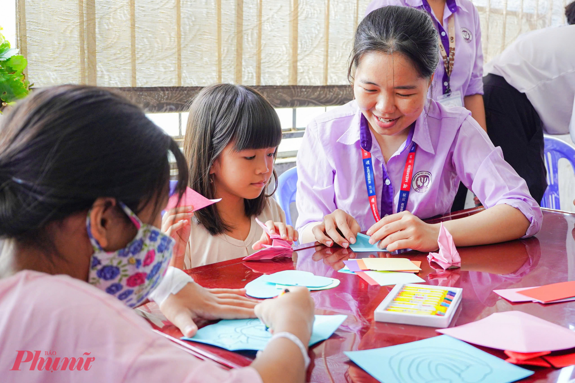 Gần 30 em bệnh nhi đã cùng nhau xếp những chú hạc giấy, vẽ và trang trí những tấm thiệp đầy màu sắc. 