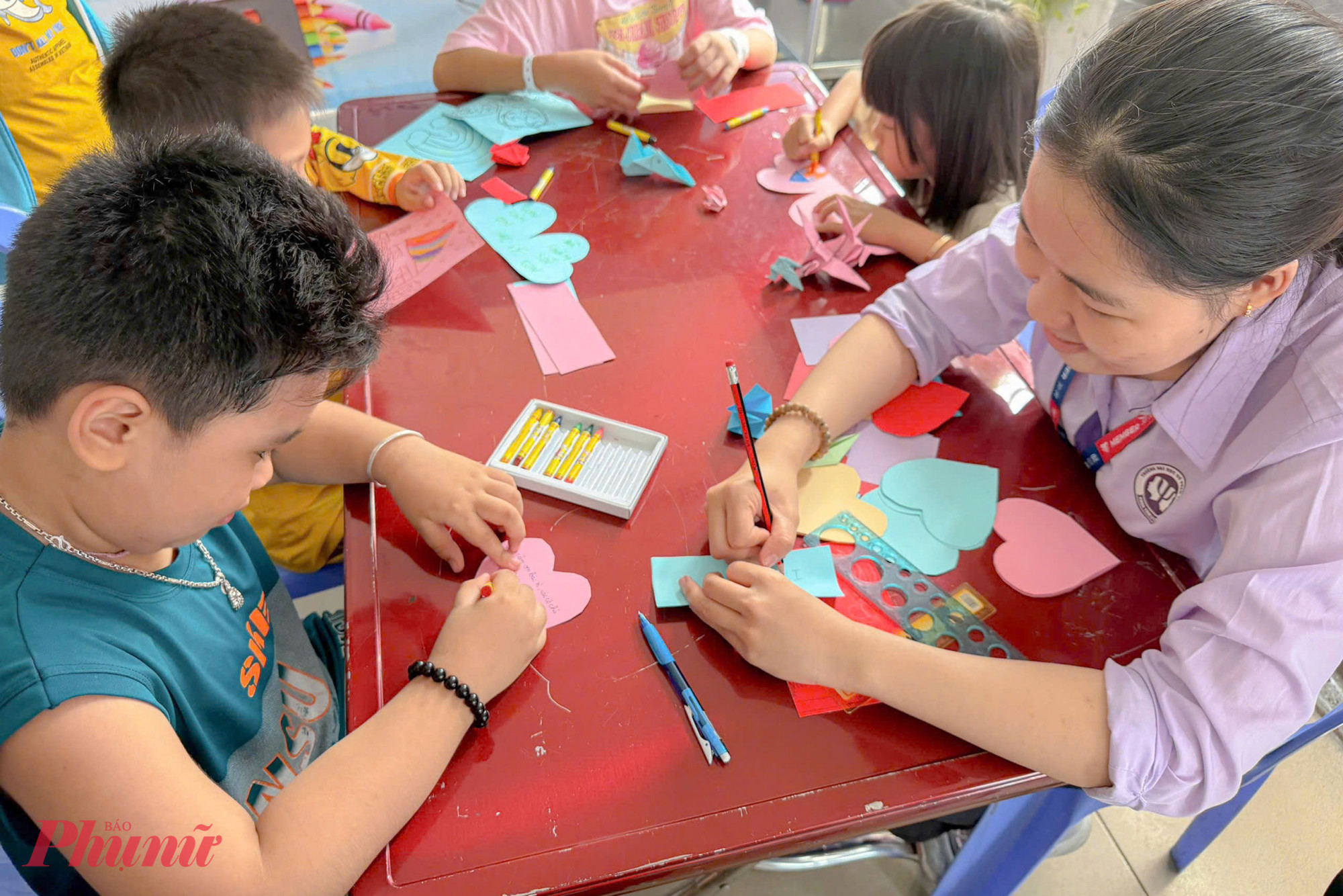 Nhân viên y tế, các sinh viên Trường Đại học Khoa học xã hội và Nhân văn TPHCM và Trường Đại học Sư phạm TPHCM vừa hướng dẫn, vừa đồng hành với các bé thực hiện tác phẩm, cũng như điều ước của mình