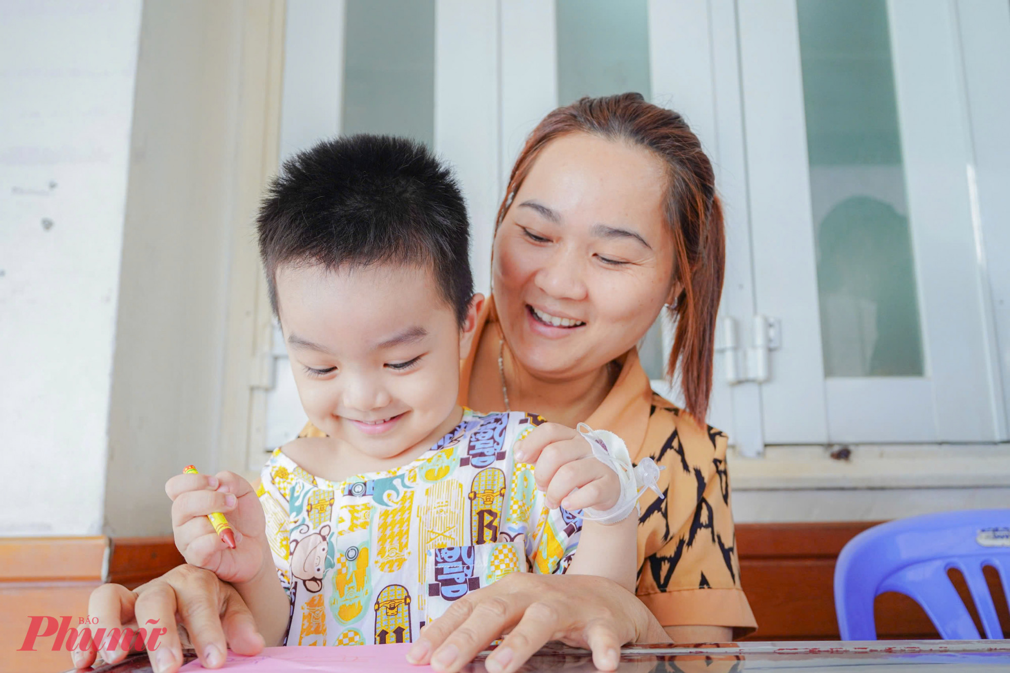 Chị H.T.K.N, mẹ của bé P. chia sẻ, bé bị viêm dạ dày, đã điều trị hơn 1 tuần tại bệnh viện: “Nhờ có lớp vẽ, con đỡ buồn hơn trong những ngày nằm viện 