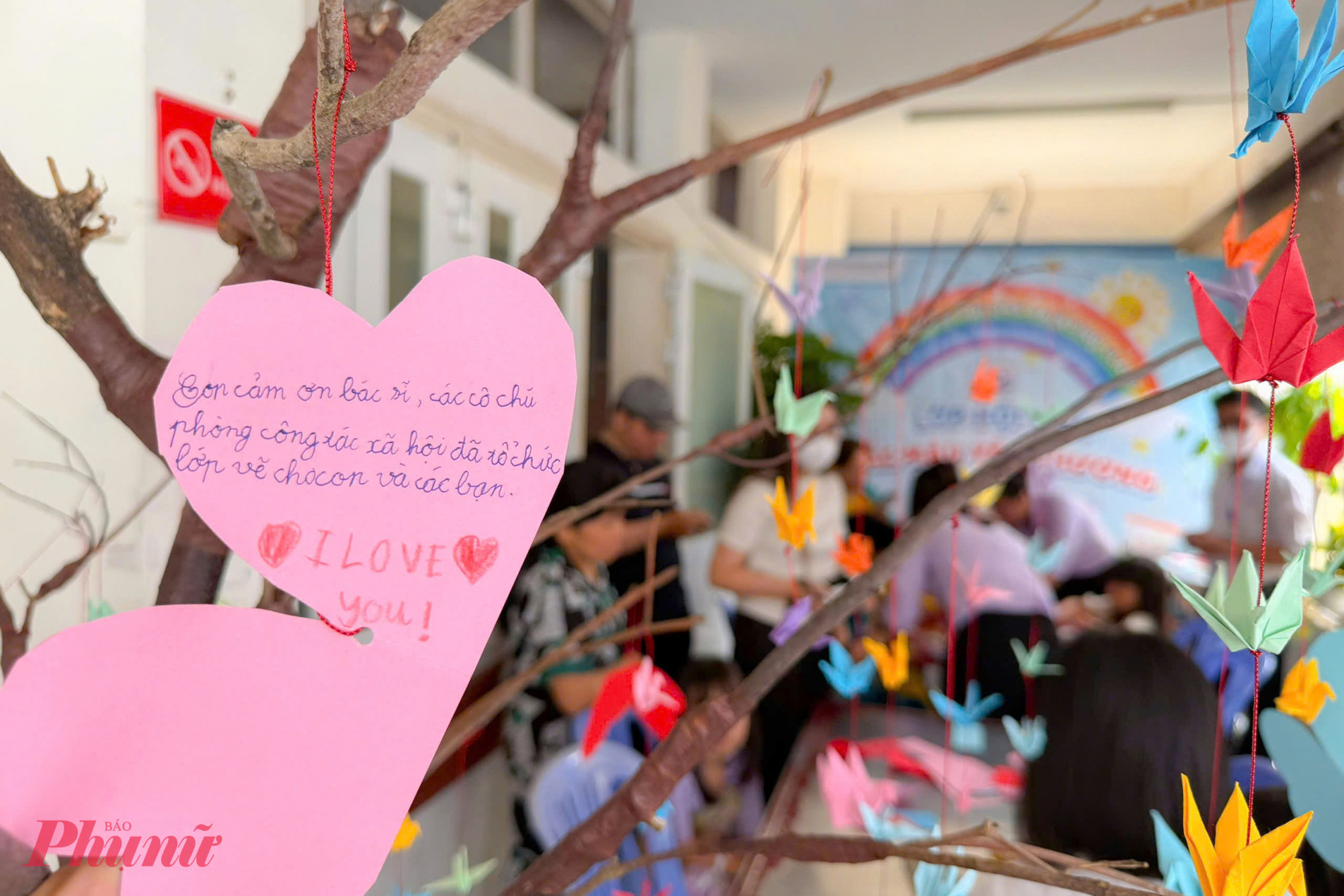 Cây điều ước ngày càng nở ra những bông hoa ước nguyện vừa dễ thương vừa làm người xung quanh xúc động