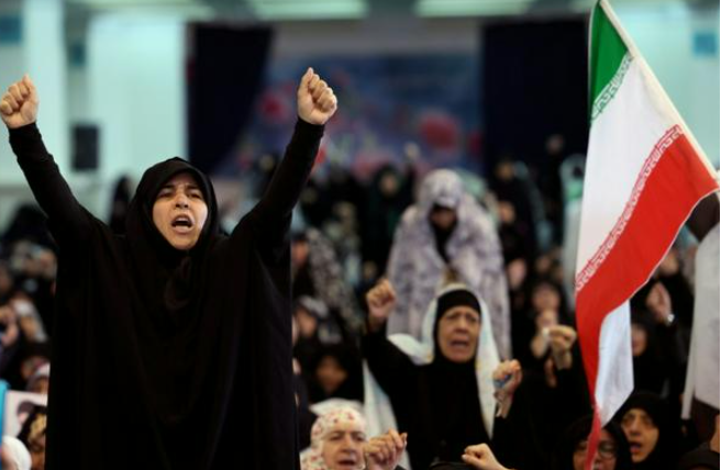 Phụ nữ Shia Iran hô khẩu hiệu trong lễ cầu nguyện Eid al-Fitr