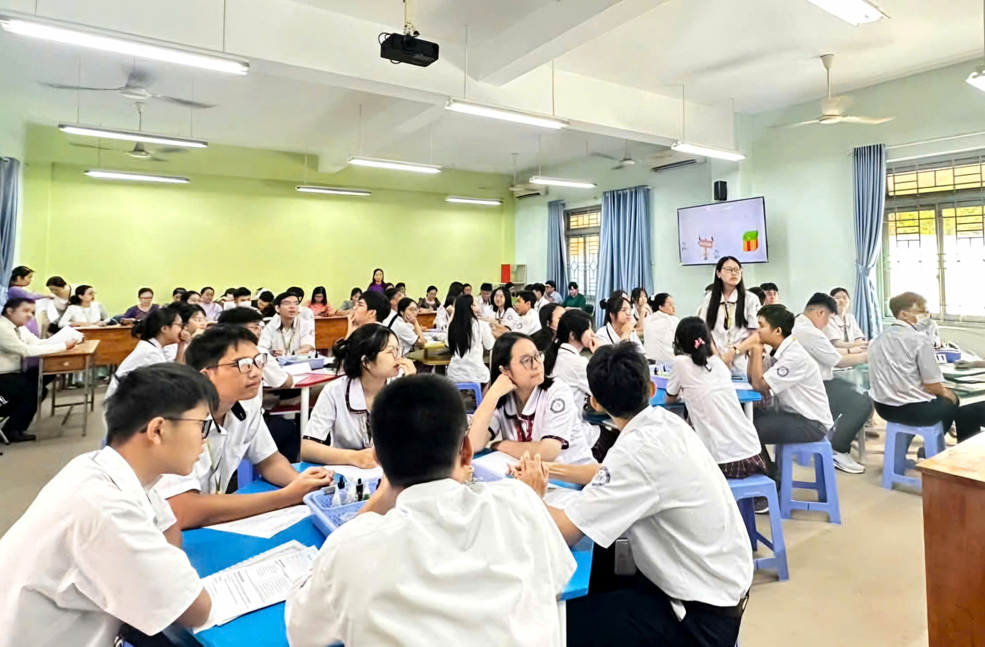 Học sinh lớp Mười hai Trường THPT Tây Thạnh (phường Tây Thạnh, TPHCM) trong giờ học - ẢNH: T.T.