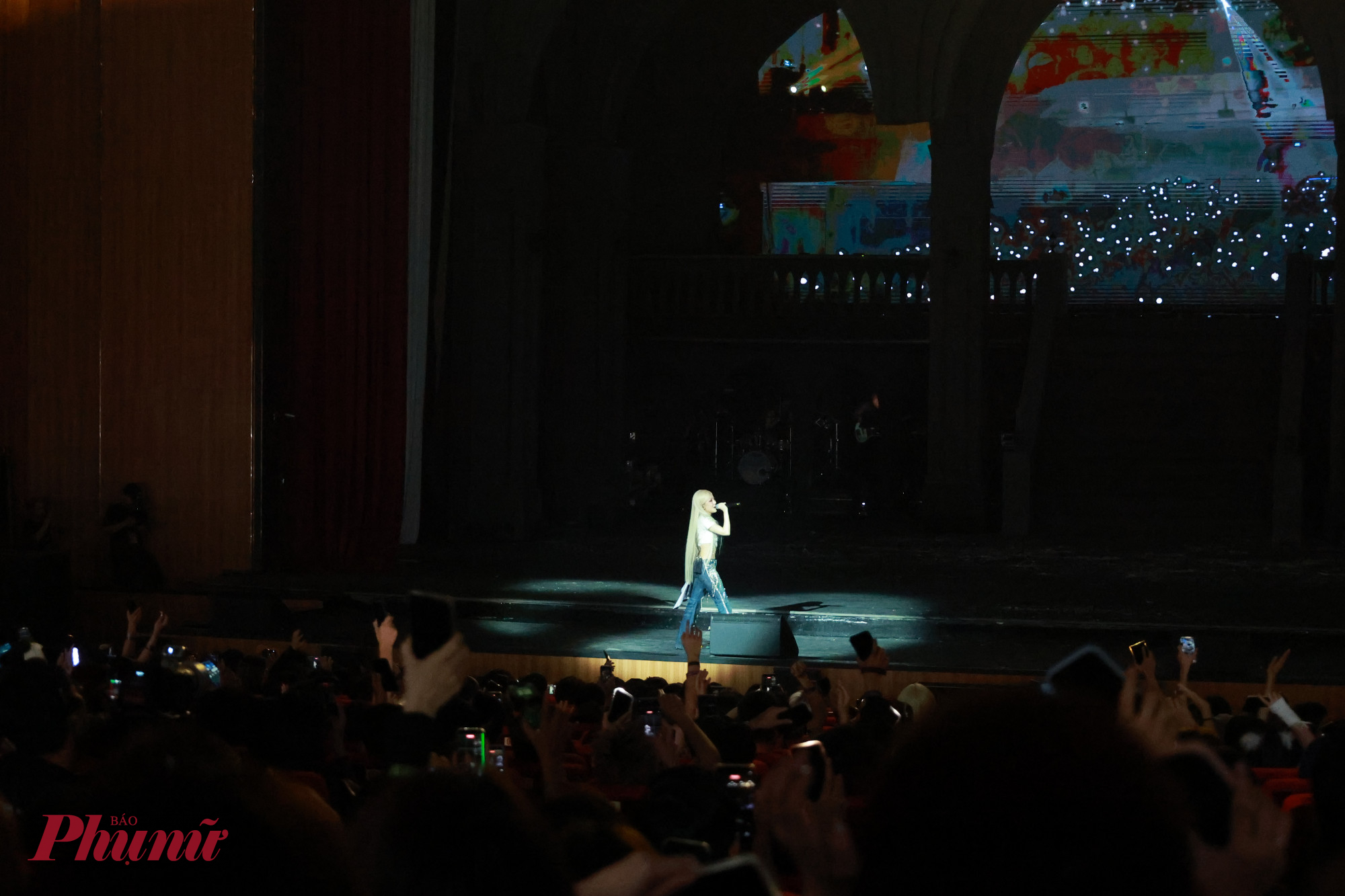 Phùng Khánh Linh xúc động khi được hát trong vòng tay của người hâm mộ