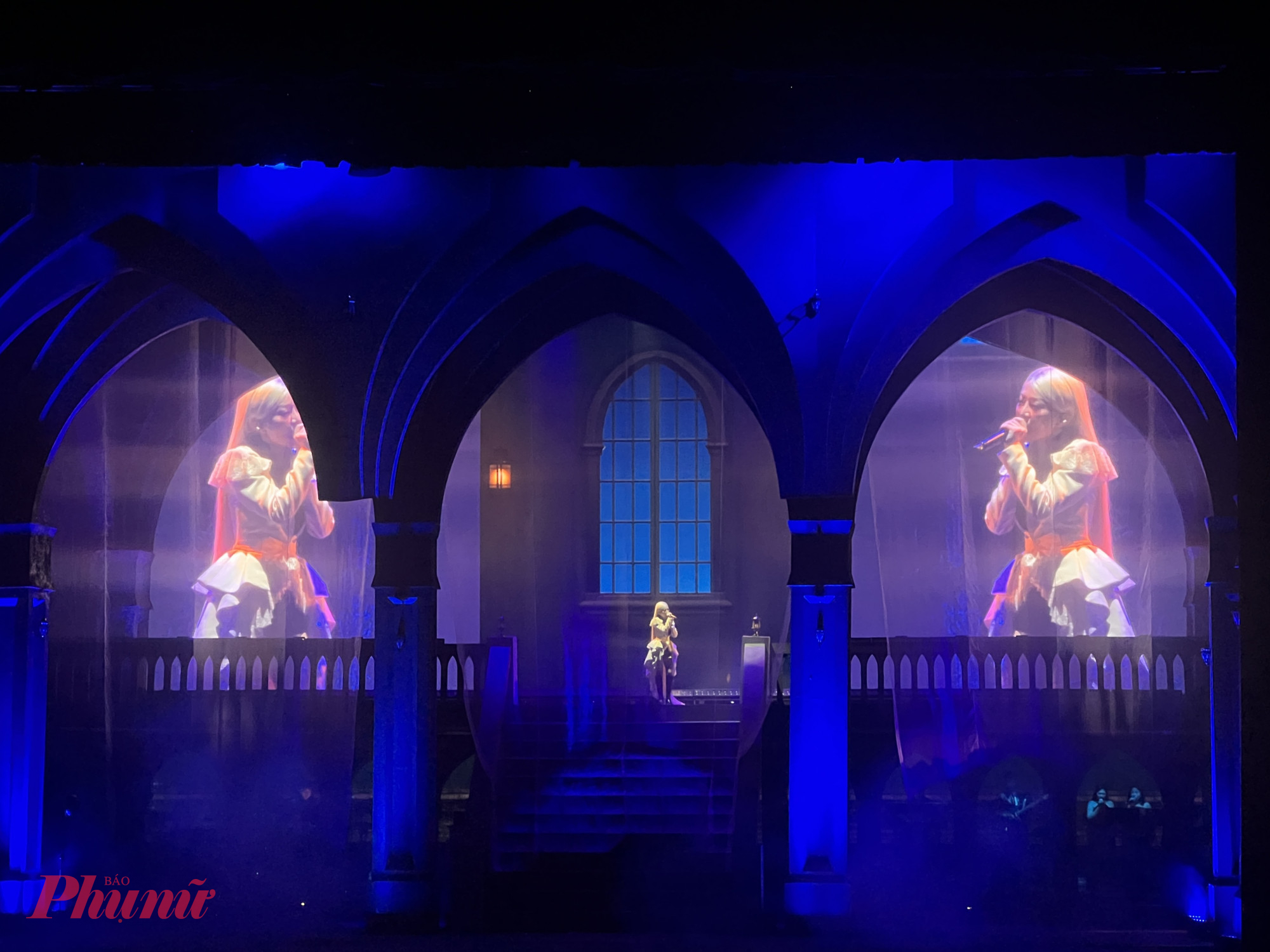 Sân khấu, ánh sáng được dàn dựng đầy vẻ ma mị và bí ẩn