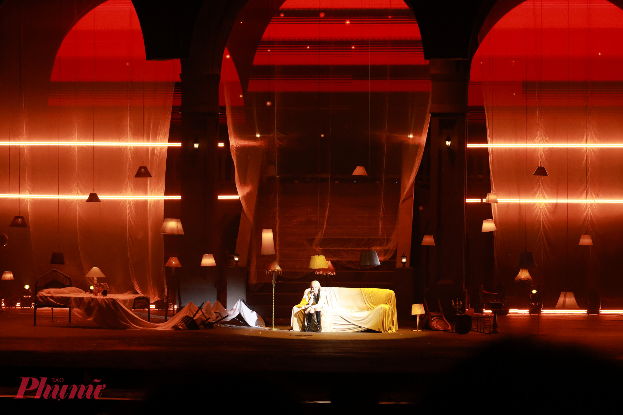 Nữ ca sĩ trình diễn lại ca khúc Hôm nay tôi buồn từng gây bão một thời