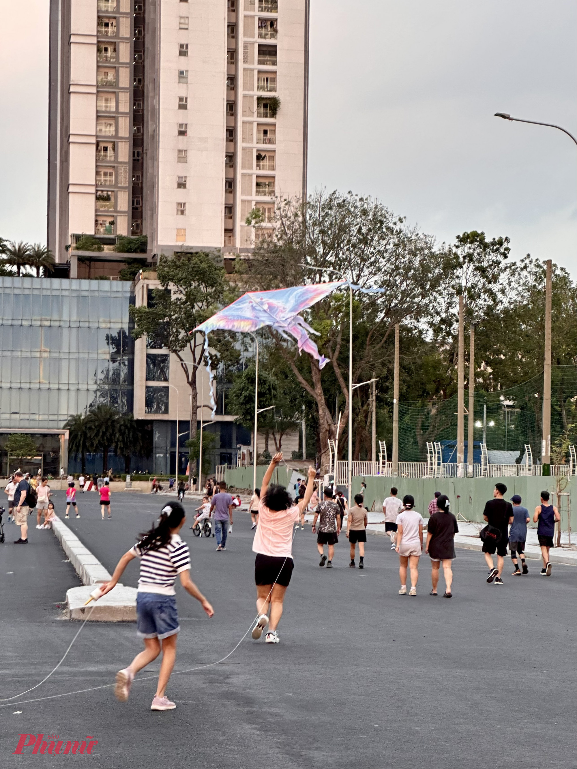 Thỉnh thoảng nơi đây cũng xuất hiện những cánh diều. Tuy có gây bất tiện nhưng mọi người đều vui vẻ đón nhận và nhiệt tình chỉ cách cho diều bay cao no gió.