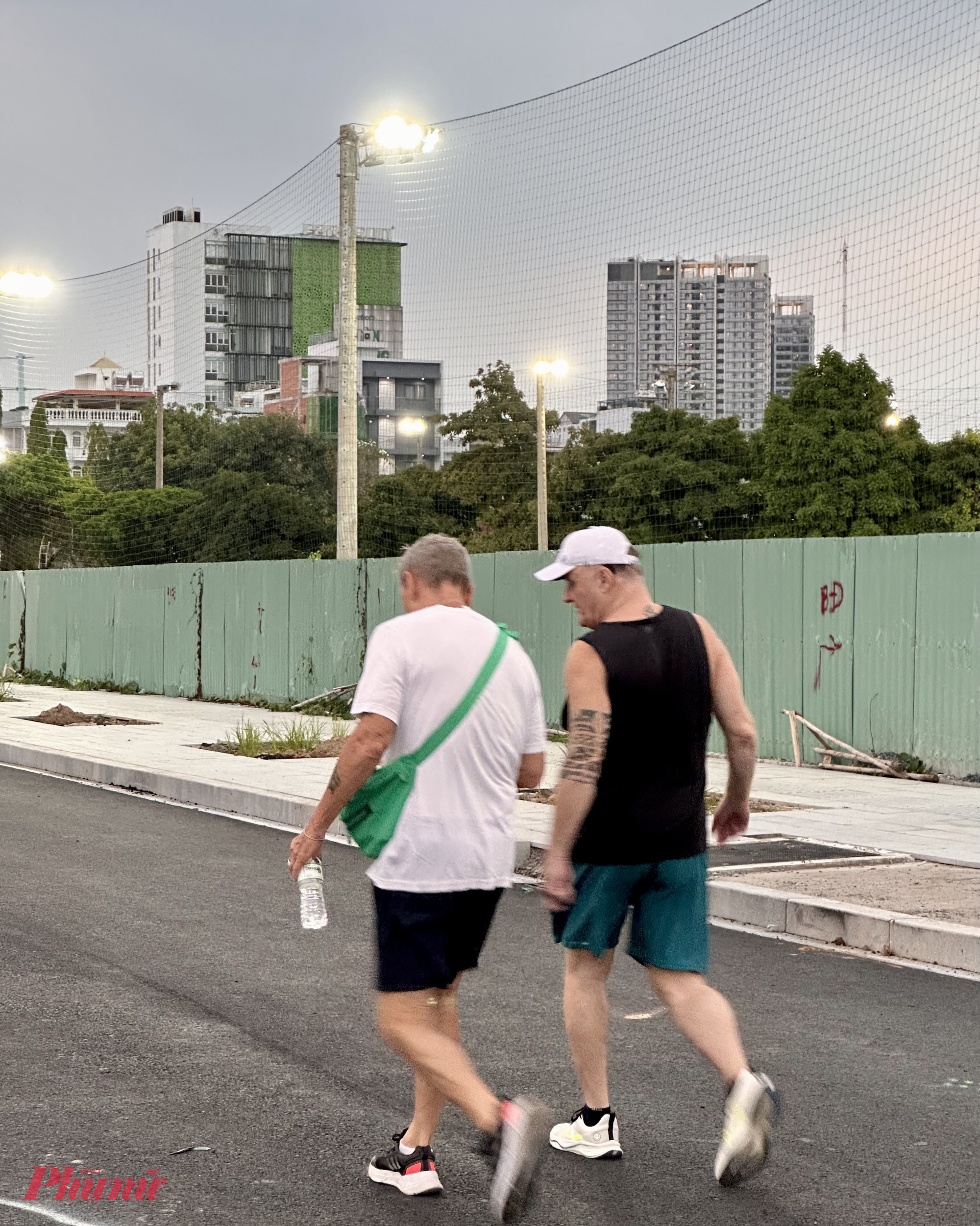 Không chỉ người xung quanh, vài vị khách nước ngoài cũng tìm đến – như một cách chạm vào đời sống rất thật của Sài Gòn.