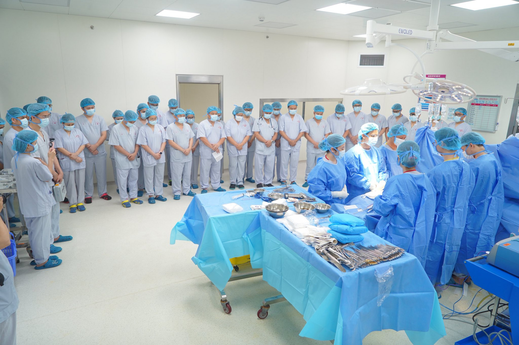 Các bác sĩ cúi đầu tri ân nghĩa cử cao đẹp của người hiến tạng - ảnh: Bệnh viện cung cấp