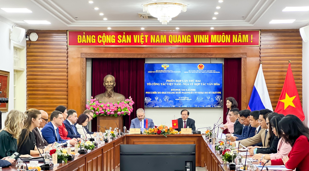 Phiên họp do Thứ trưởng Bộ Văn hóa Liên bang Nga Andrey Malyshev và Thứ trưởng Bộ Văn hóa, Thể thao và Du lịch Việt Nam Tạ Quang Đông chủ trì.