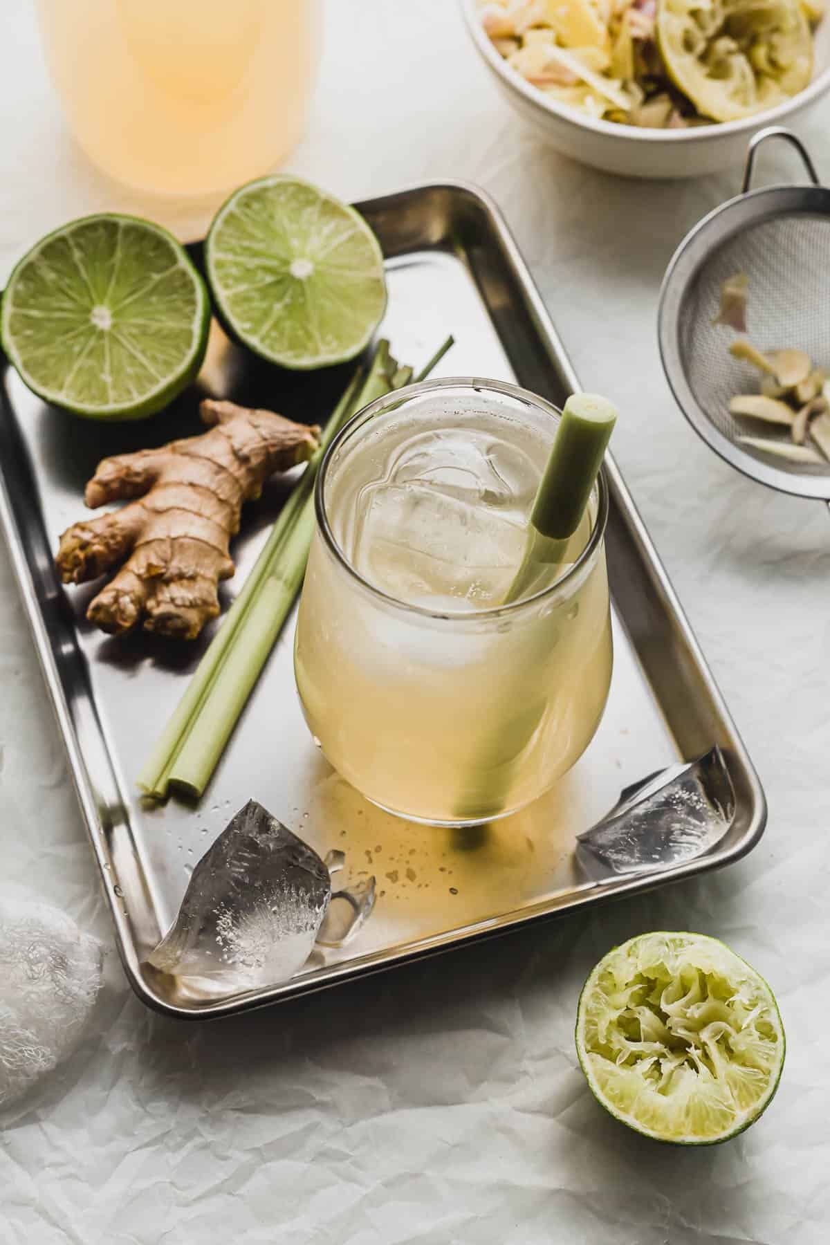 Nước gừng sả mật ong giúp cơ thể thúc đẩy tuần hoàn máu, hỗ trợ thải độc qua mồ hôi và giúp da dẻ hồng hào hơn. Bạn đập dập 1 củ sả và vài lát gừng tươi, đun sôi nhanh với 300ml nước rồi pha thêm chút mật ong khi nước còn ấm. Nên uống 1 ly vào buổi sáng để đánh thức cơ thể. Lưu ý không uống vào buổi tối để tránh gây khó ngủ và người đang bị nhiệt miệng nên hạn chế.