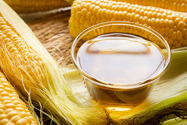 Nước râu ngô lá dứa là thức uống lợi tiểu, thải độc thận và làm mát da cực tốt, giúp ngăn ngừa mụn nhọt hiệu quả. Đun một nắm râu ngô tươi cùng vài lá dứa trong 2 lít nước khoảng 10 phút để lấy nước uống trong ngày. Đây là món giải nhiệt rất lành tính nhưng bạn cần lưu ý không uống quá nhiều vào buổi tối để tránh đi tiểu đêm làm ảnh hưởng giấc ngủ.