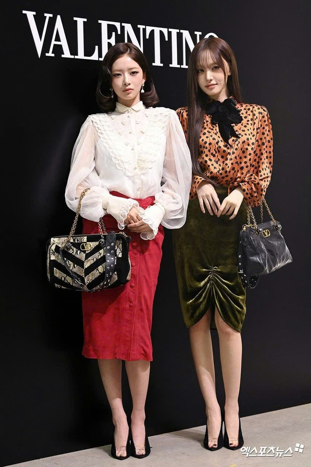 Rei và Liz của nhóm nhạc IVE xuất hiện với mẫu giày Révélé Open Toe tạo nên nhiều ý kiến trái chiều trên các diễn đàn thời trang - Ảnh: Xportsnews