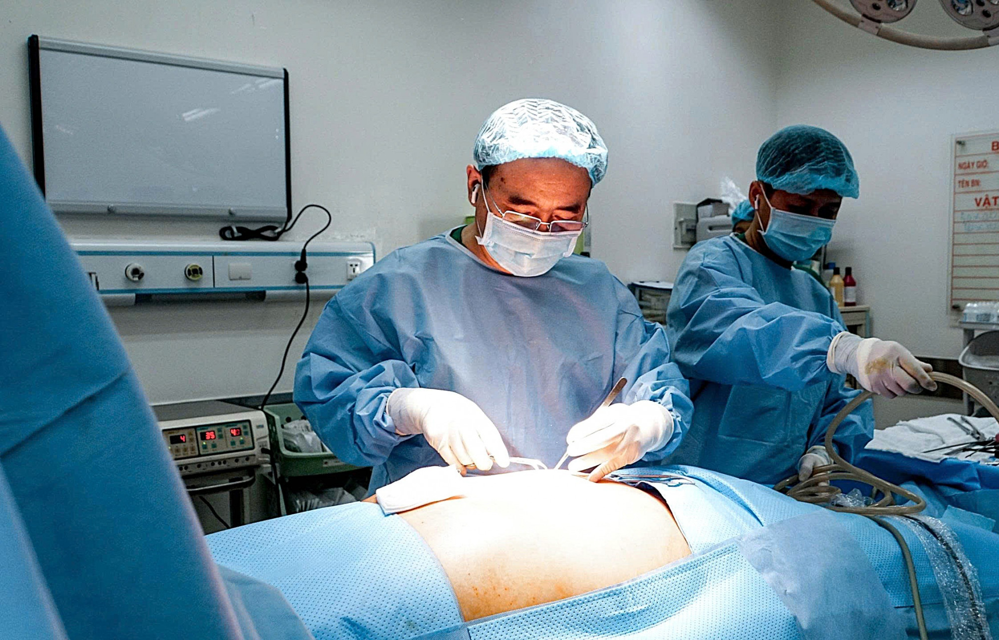 Bác sĩ Chuyên khoa 1 Lê Thanh Quang đang thực hiện ca phẫu thuật tại Bệnh viện Đa khoa Quốc tế Minh Anh (Ảnh: BVCC)