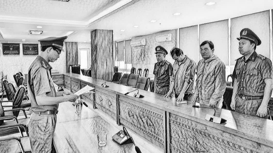 Công an đọc lệnh khởi tố bị can trong một vụ án mua bán trái phép hóa đơn, chứng từ _ Ảnh: Công an Đà Nẵng.