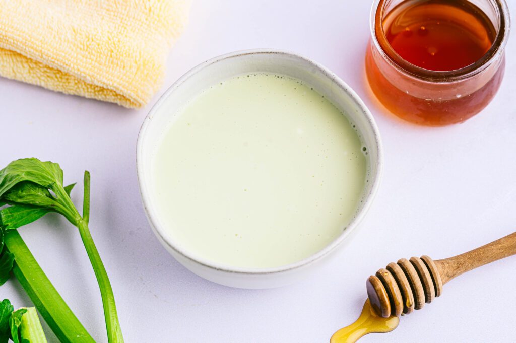 Cần tây: Sự thanh khiết cho làn da mệt mỏi Trong những ngày da xỉn màu vì bụi bẩn và nhiệt độ, nước ép cần tây được xem như giải pháp thải độc nhẹ nhàng, giúp da ngậm nước và giảm tình trạng sưng tấy. Chỉ cần dùng nước cốt cần tây thấm đẫm vào mặt nạ giấy rồi đắp lên mặt khoảng 15 phút, bạn sẽ cảm nhận được sự tươi mới len lỏi vào từng lỗ chân lông. Một liệu pháp detox đơn giản nhưng hiệu quả để khôi phục vẻ rạng rỡ sau một ngày dài -