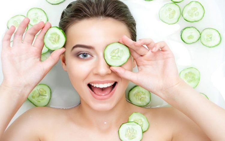 Trong những ngày da “xuống sức” vì thiếu nước, mặt nạ dưa leo được xem như giải pháp làm dịu nhanh, giúp lỗ chân lông trông gọn gàng hơn và làn da lấy lại vẻ tươi tắn gần như tức thì. Có nhiều cách sử dụng dưa leo để làm mặt nạ, đơn giản nhất là làm lạnh vài lát dưa leo trong ngăn đá khoảng 5 phút rồi đắp trực tiếp, hoặc xay nhuyễn trộn cùng sữa chua không đường để tăng hiệu quả dưỡng ẩm.