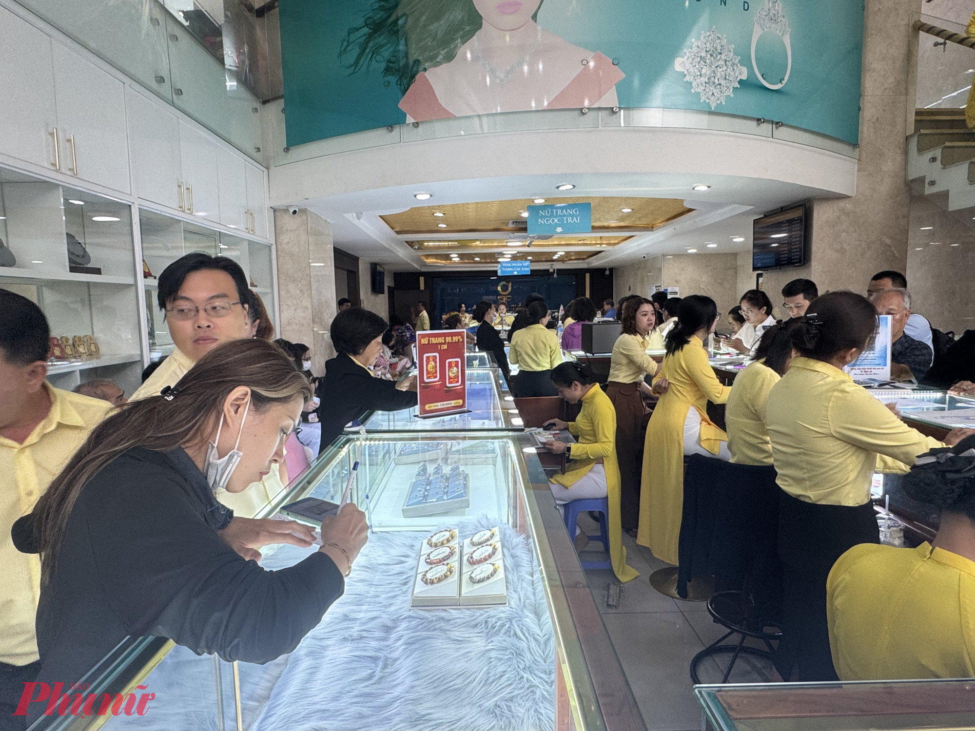 Giá vàng tiếp tục giảm - Ảnh: Thanh Hoa