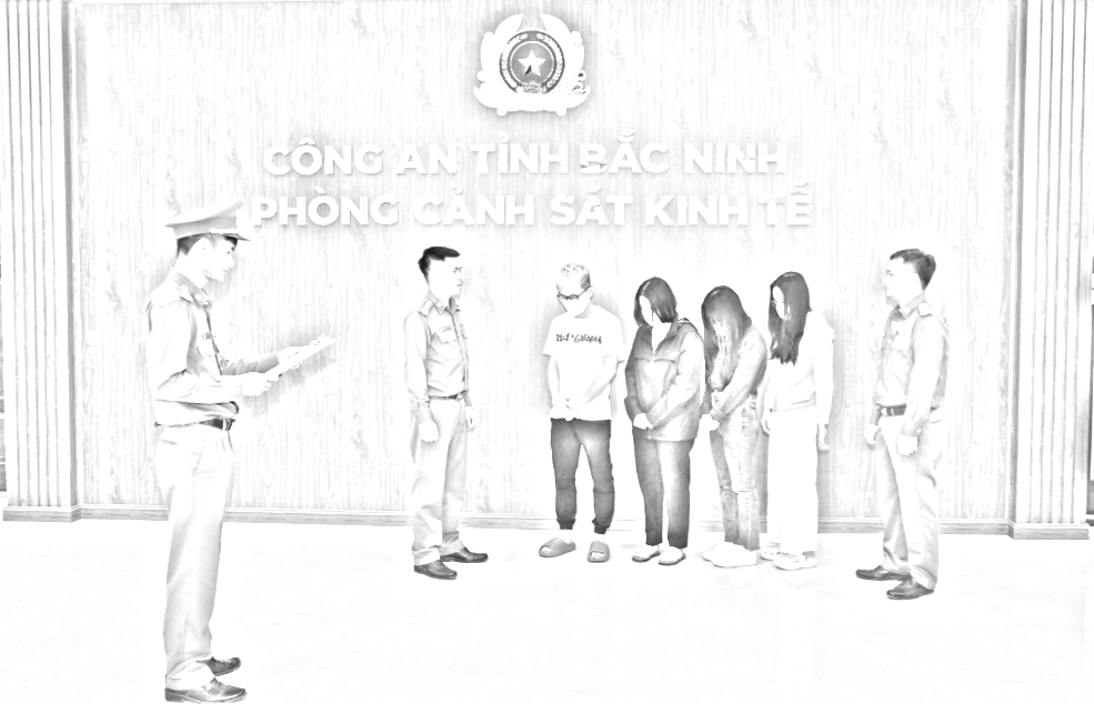 CQĐT tống đạt Quyết định khởi tố bị can - Ảnh: BCA