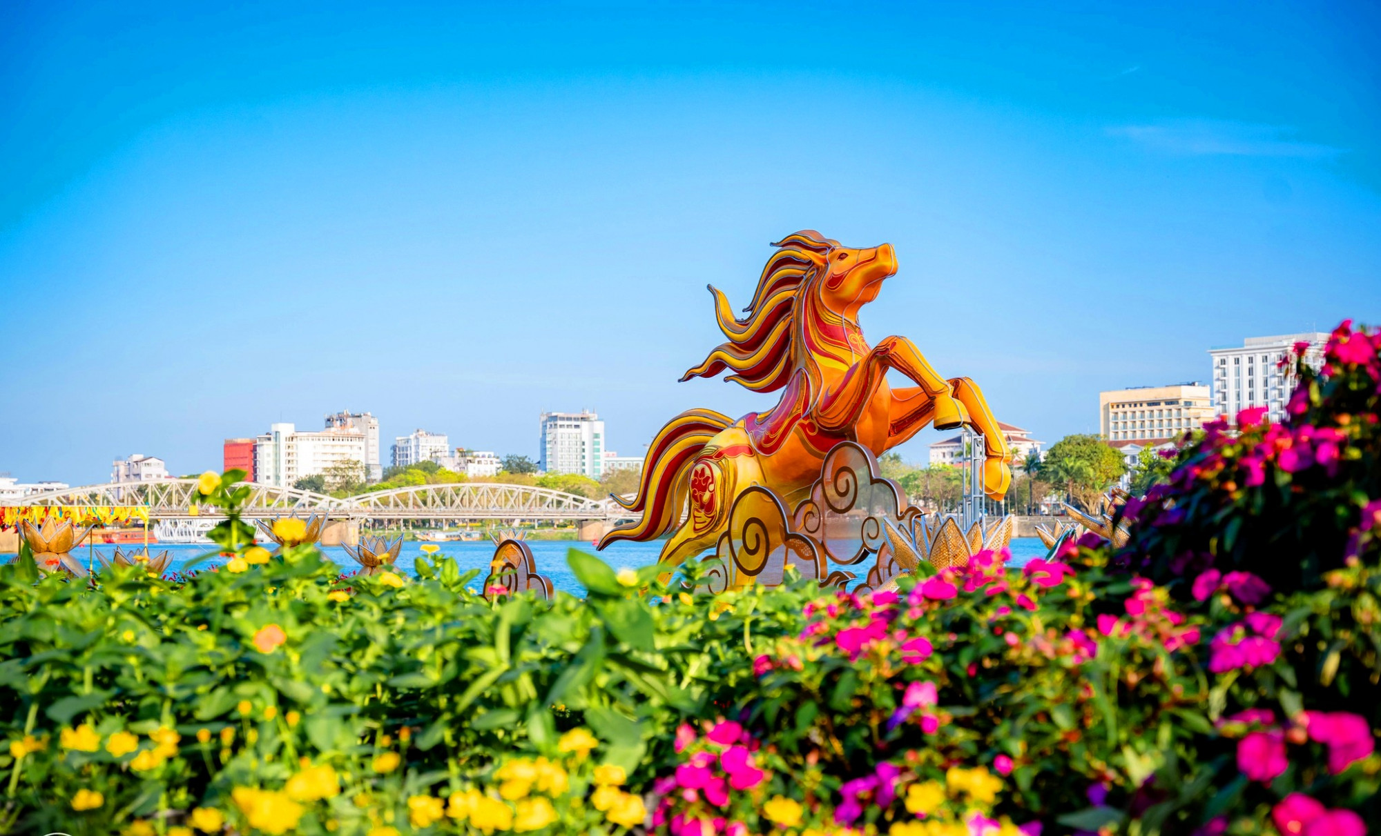 Linh vật ngựa có tên “Mã Thượng Chi Đệ”  thu hút đông đảo nhân dân và du khách đến check-in, ngắm cảnh trong dịp Tết Bính Ngọ