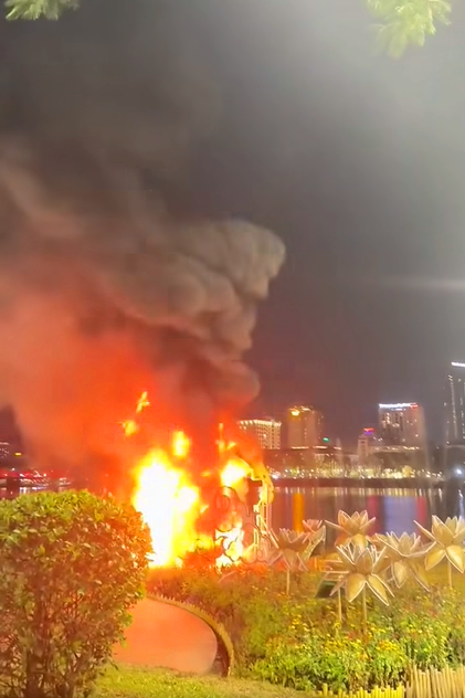 Nguyên nhân ban đầu linh vật ngựa bốc cháy chập điện đèn LED- Ảnh: Cắt từ clip