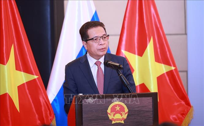 Thủ tướng Phạm Minh Chính gặp gỡ cộng đồng người Việt Nam tại Liên bang Nga Đại sứ Việt Nam tại Liên bang Nga Đặng Minh Khôi báo cáo tình hình người Việt Nam tại Liên bang Nga. Ảnh: Dương Giang/TTXVN