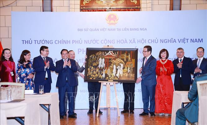 Thủ tướng Phạm Minh Chính gặp gỡ cộng đồng người Việt Nam tại Liên bang Nga Thủ tướng Phạm Minh Chính tặng quà cho Đại sứ quán Việt Nam tại Liên bang Nga. Ảnh: Dương Giang/TTXVN