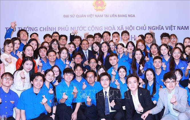 Thủ tướng Phạm Minh Chính gặp gỡ cộng đồng người Việt Nam tại Liên bang Nga Thủ tướng Phạm Minh Chính với thanh niên, sinh viên Việt Nam đang học tập và nghiên cứu tại Liên bang Nga. Ảnh: Dương Giang/TTXVN