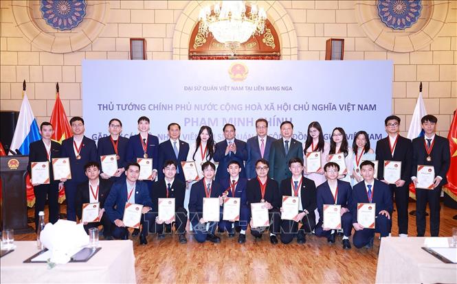 Thủ tướng Phạm Minh Chính gặp gỡ cộng đồng người Việt Nam tại Liên bang Nga Thủ tướng Phạm Minh Chính với sinh viên Việt Nam đang học tập và nghiên cứu tại Liên bang Nga. Ảnh: Dương Giang/TTXVN