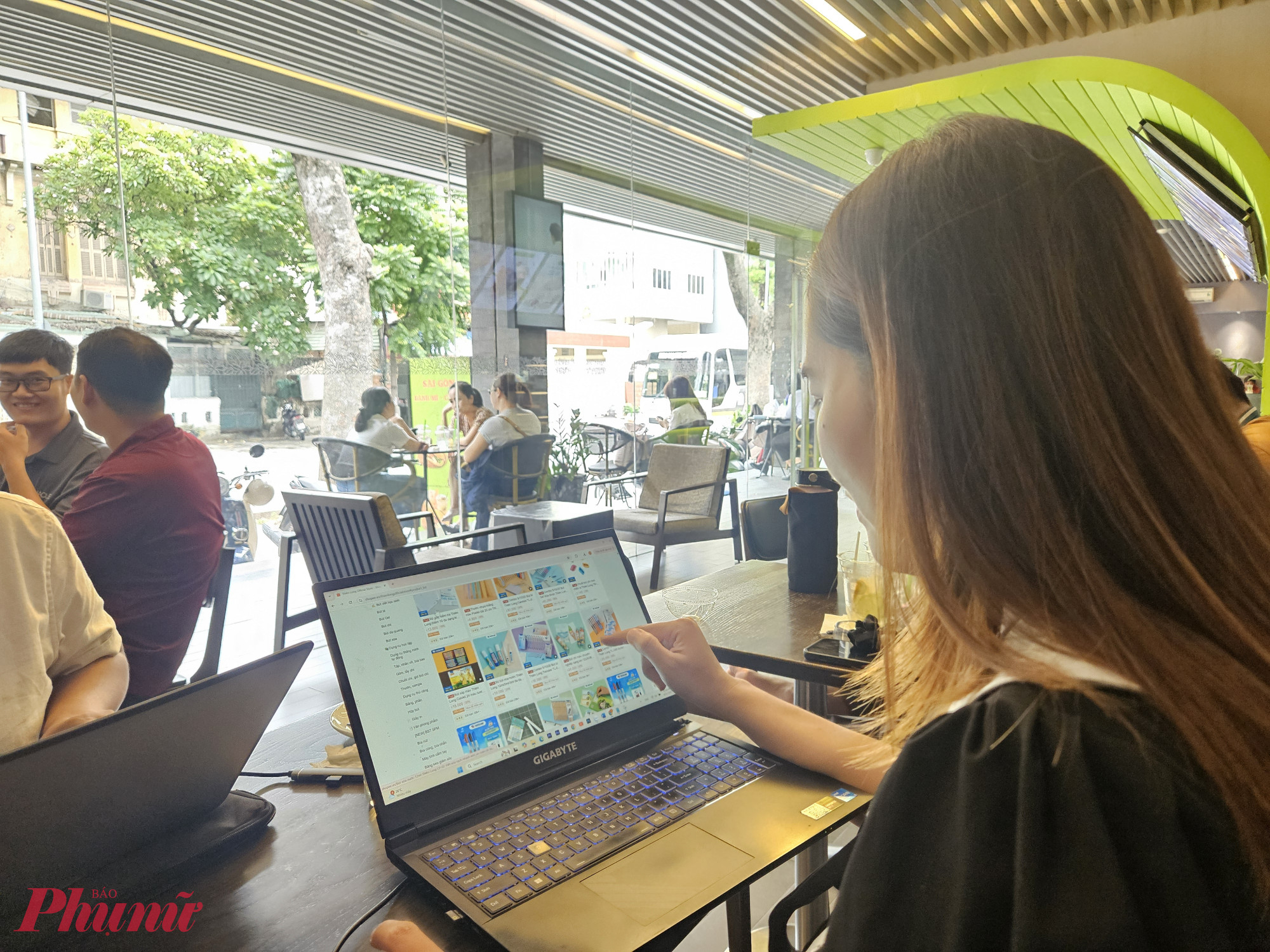 Nhiều chị em bị thu hút bởi các lời mời chào quảng cáo và mua sắm theo cảm tính.