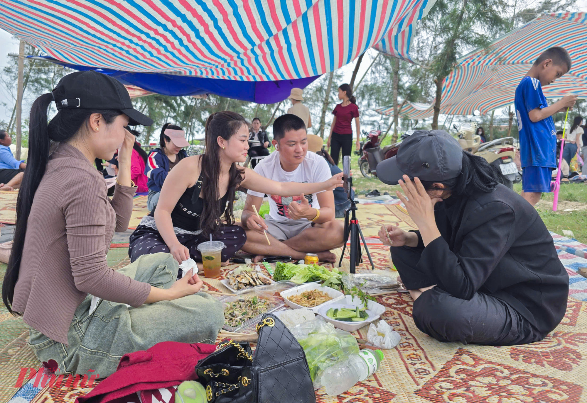 Không chỉ người dân địa phương, nhiều bạn trẻ từ khắp nơi cũng tìm về Hải Châu để thưởng thức món cá trích nướng đang “gây sốt”. Vừa cuốn cá với bún, rau sống, vừa ngắm biển, họ hào hứng ghi lại hình ảnh, chia sẻ lên mạng xã hội, góp phần đưa món ăn dân dã này trở thành trào lưu “hot” thời gian gần đây.