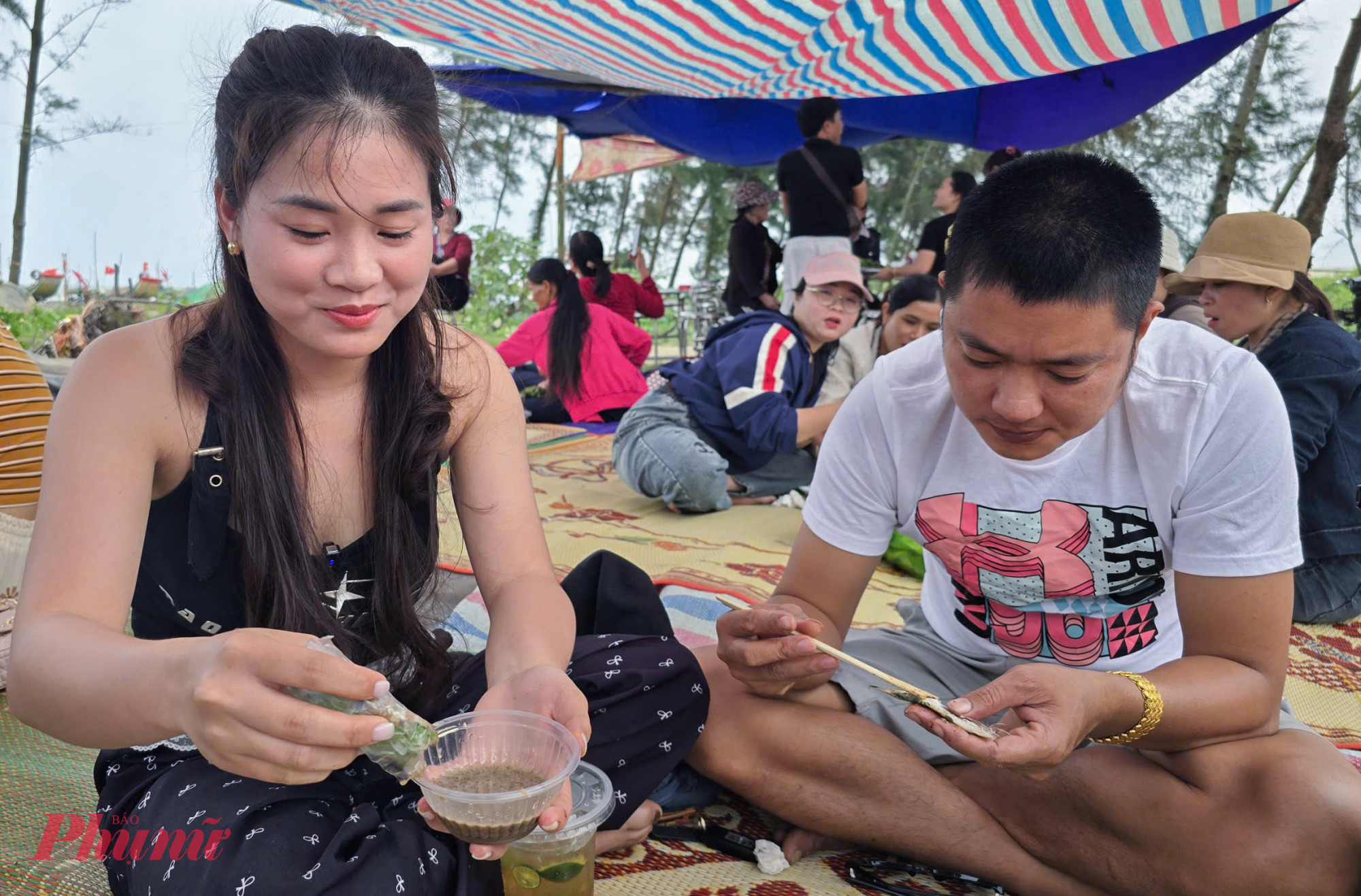 Chị Nguyễn Thị Phượng (35 tuổi, trú phường Vinh Phú, tỉnh Nghệ An) cho biết, những ngày qua, món cá trích nướng được chia sẻ nhiều trên mạng xã hội nên tranh thủ ngày cuối tuần cùng nhóm bạn tìm đến thưởng thức. Phải khi thưởng thức tại chỗ, bên bếp than nóng hổi, mới cảm nhận trọn vẹn hương vị đặc trưng của cá trích.