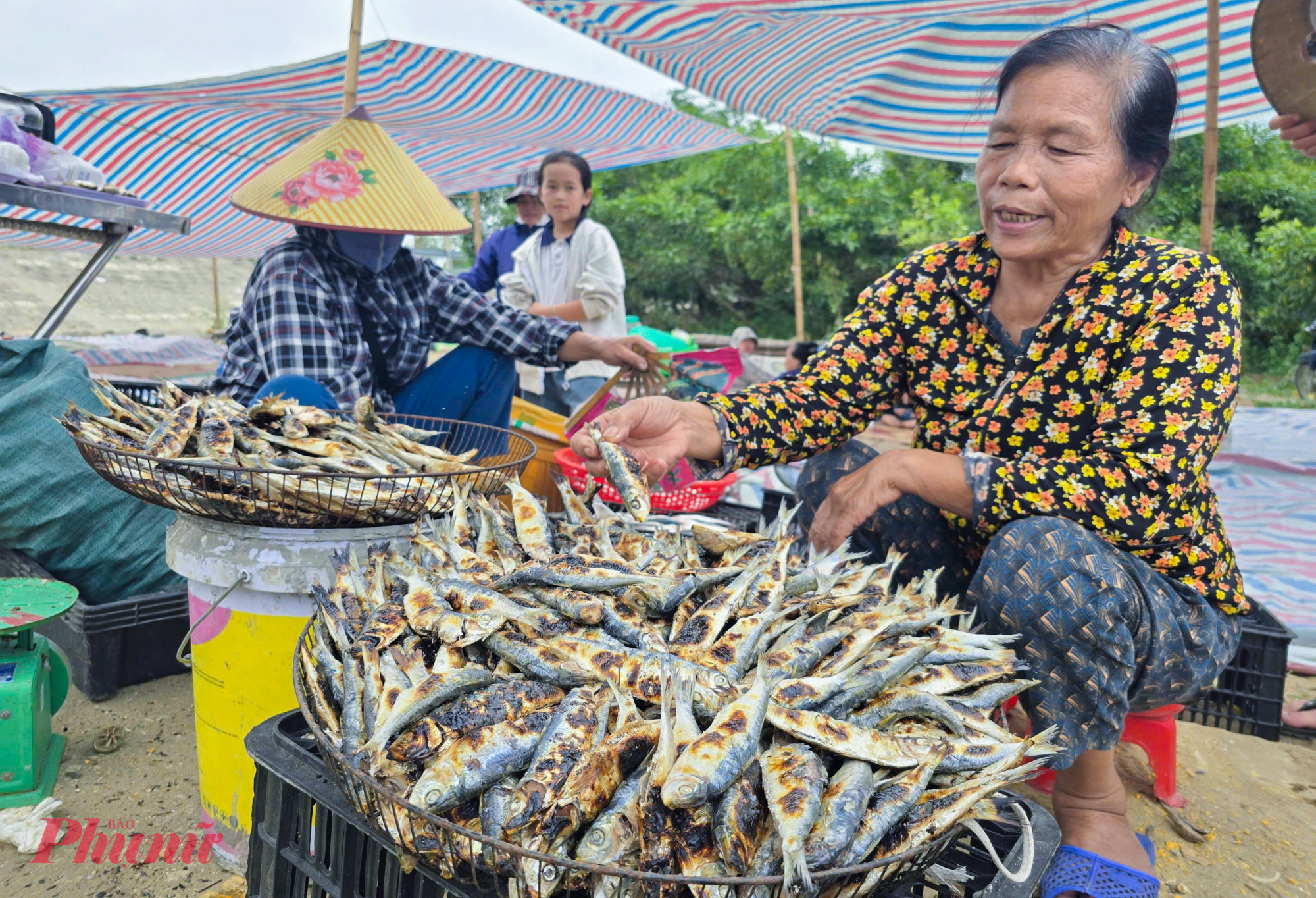 Bà Chu Thị Trâm (73 tuổi, trú xã Hải Châu) cho biết, trung bình mỗi ngày bà nướng 30-40kg cá trích để bán cho du khách đến thưởng thức. “Những ngày cuối tuần khách đến nhiều hơn, chúng tôi phải nướng liên tục mới kịp cho khách” - bà Trâm nói.