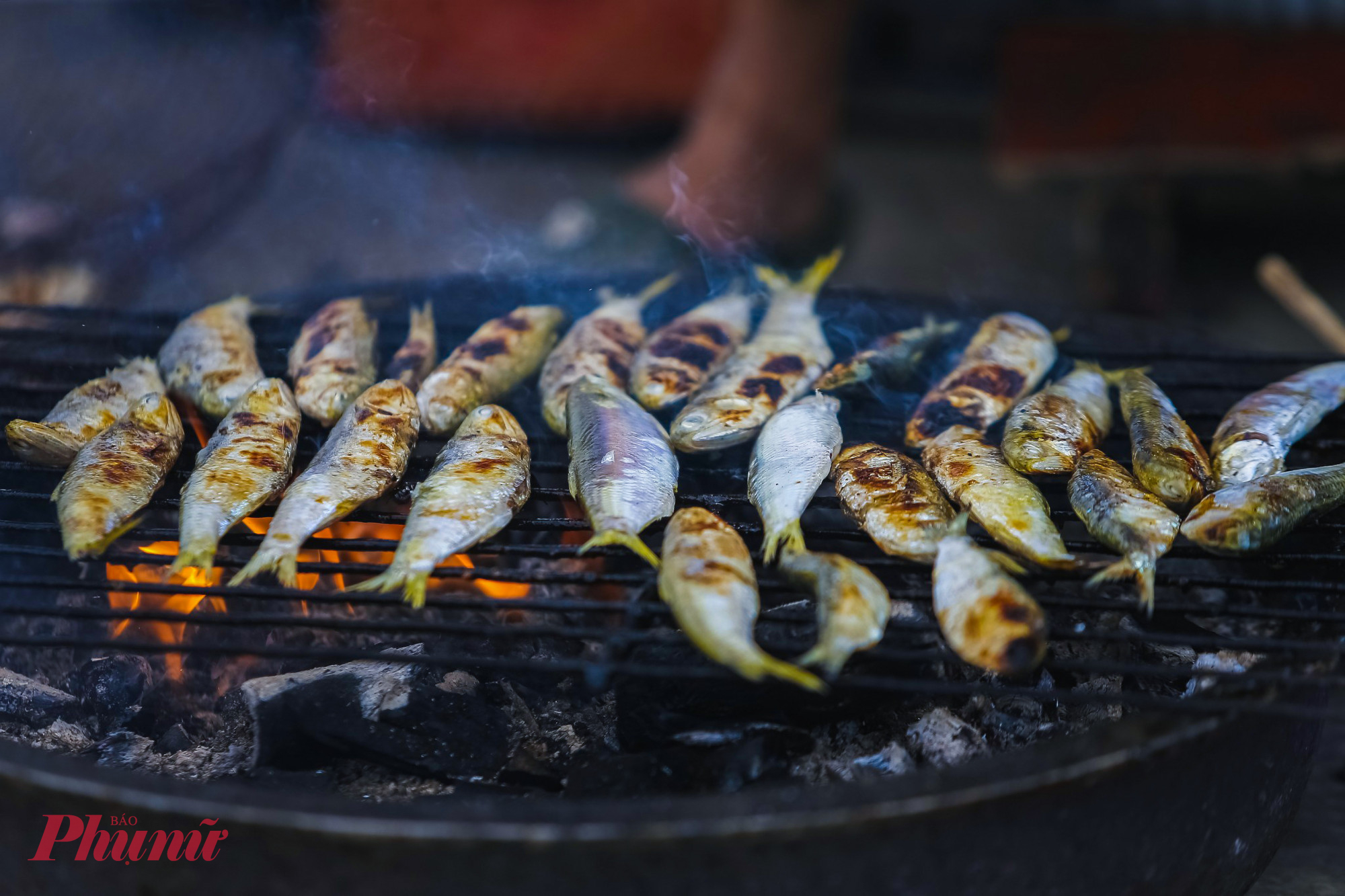 Điểm đặc biệt của món cá trích nướng nơi đây là độ tươi ngon. Cá được khai thác gần bờ, thuyền đi về trong ngày nên không cần cấp đông, giữ nguyên độ tươi ngon khi cập bến.