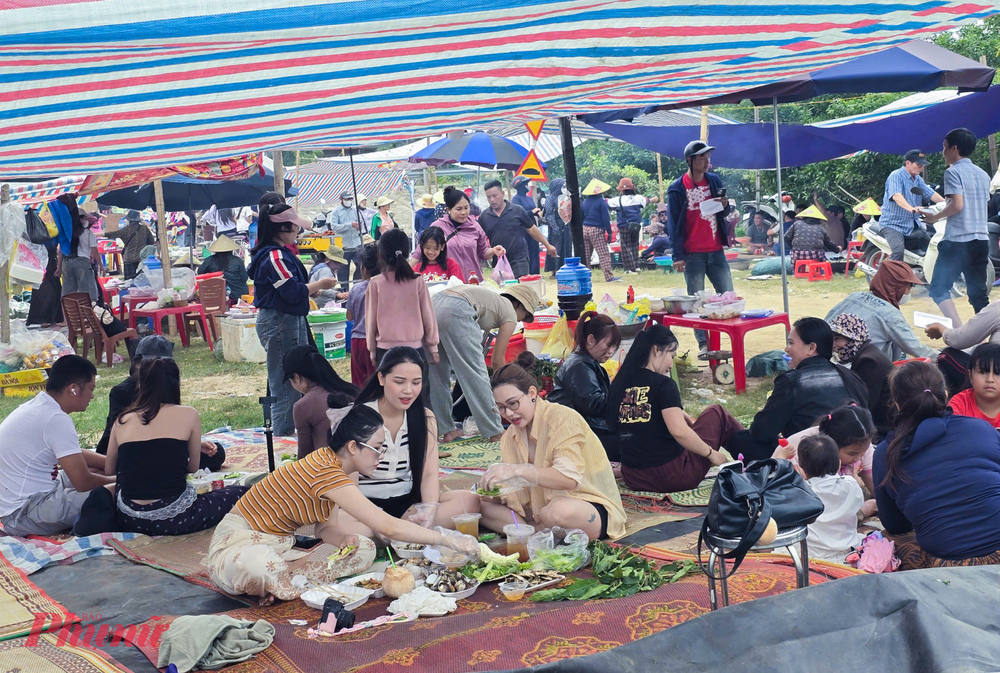 Các video, hình ảnh về cảnh ăn cá ngay bên bờ biển nhanh chóng thu hút sự chú ý, khiến nhiều nhóm bạn trẻ rủ nhau tìm đến. Không khí đông vui, tấp nập trở thành hình ảnh hiếm thấy ở một vùng biển vốn yên bình.