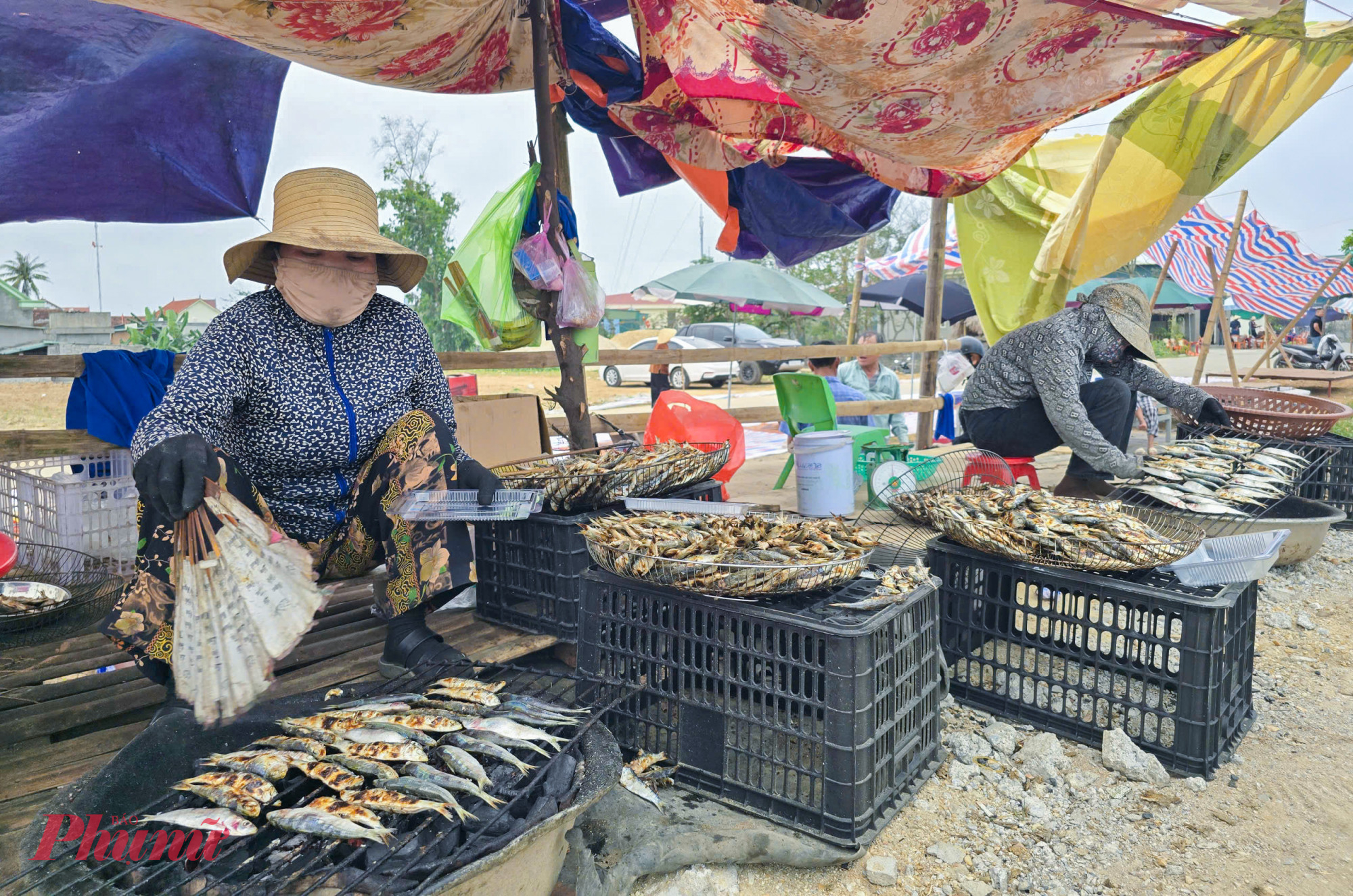Bà Nguyễn Thị Hằng (trú xóm Thái Thịnh, xã Hải Châu) cho biết, nghề nướng cá chỉ diễn ra theo mùa nhưng mang lại nguồn thu đáng kể cho phụ nữ làng chài. Năm nay, lượng khách tăng mạnh khiến công việc bận rộn hơn hẳn so với trước. “Trước đây làm cầm chừng, nhưng năm nay khách đến thưởng thức cá trích tại chỗ đông nên chúng tôi phải nướng nhiều hơn mới đủ bán” - bà chia sẻ.